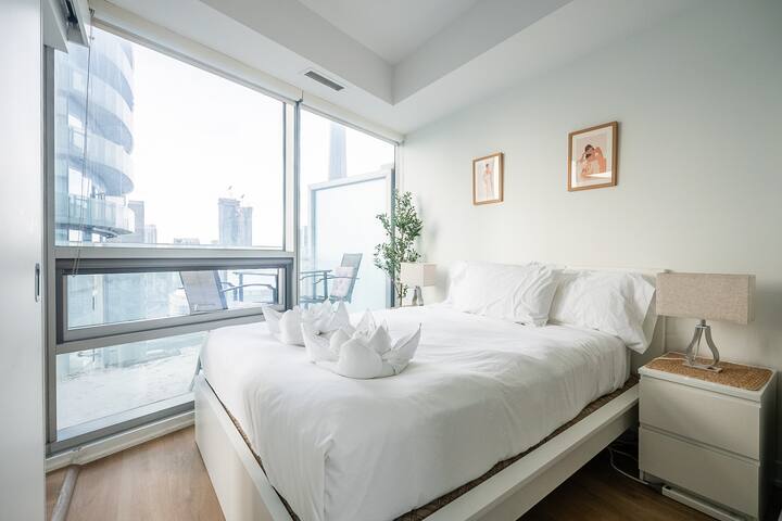Stunning Lake/CN Tower View: 2BR+2BA, Free Parking gallery image 5
