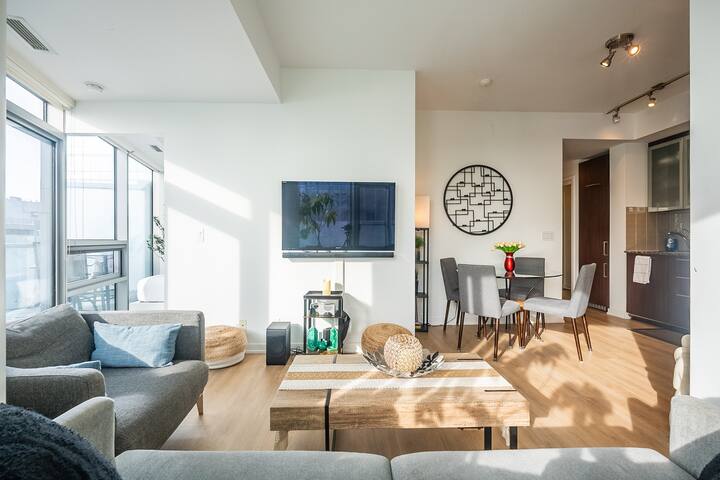 Stunning Lake/CN Tower View: 2BR+2BA, Free Parking gallery image 4