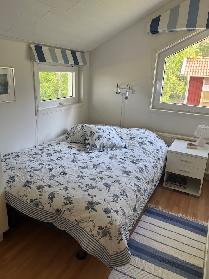 Svetlá a otvorená spálňa s manželskou posteľou širokou 160 cm. V izbe sa nachádza šatník. Do spálne 5 sa dostanete cez spálňu 4.