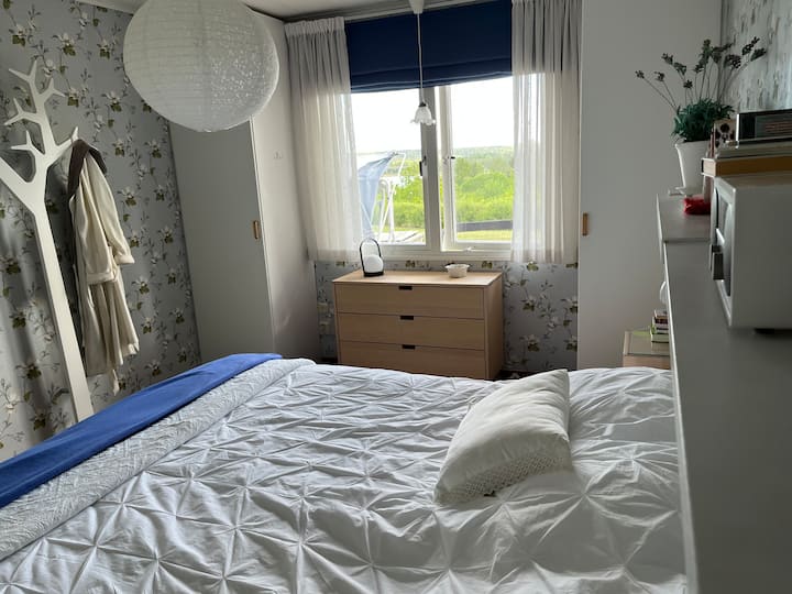 Manželská posteľ v plnej veľkosti, prístup k šatníkom, zásuvkám a fantastický výhľad. Izba je vybavená hudobným systémom a výmenníkom tepla.