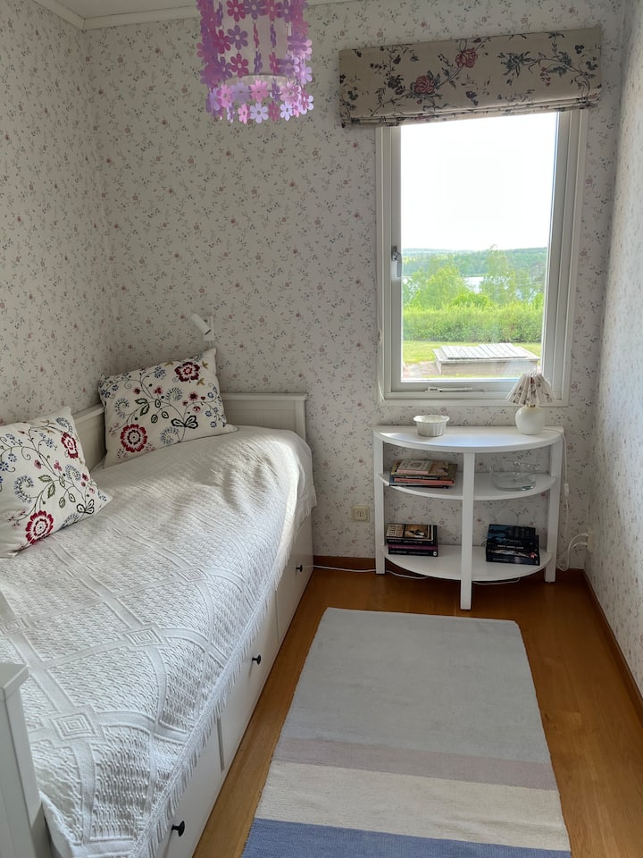 V zasunutej polohe je posteľ široká 80 cm. V predĺženej polohe je 160 cm. V rozloženom stave je stôl presunutý von z miestnosti.