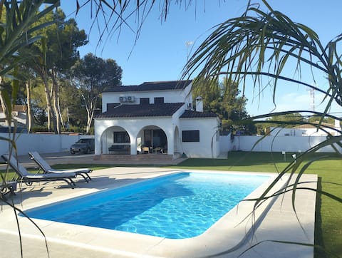 Stylish Villa.  Private Pool & Sun-Filled Garden