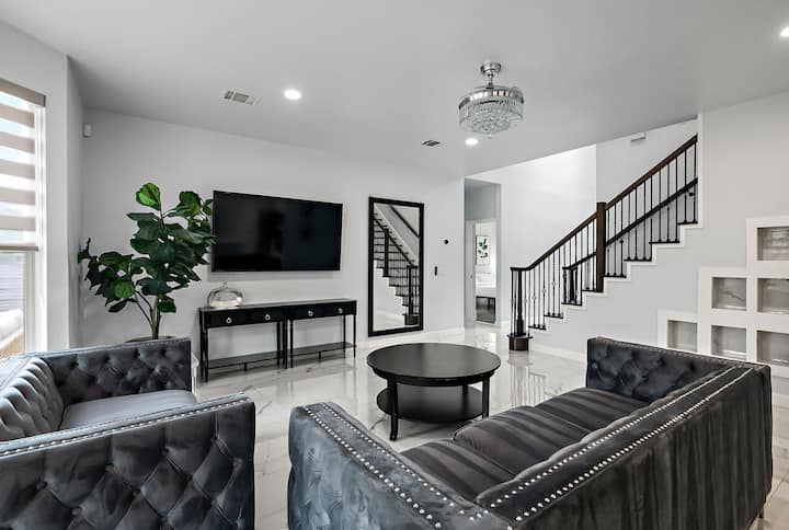 5br Retreat + Theater & Games - Round Rock, TX
