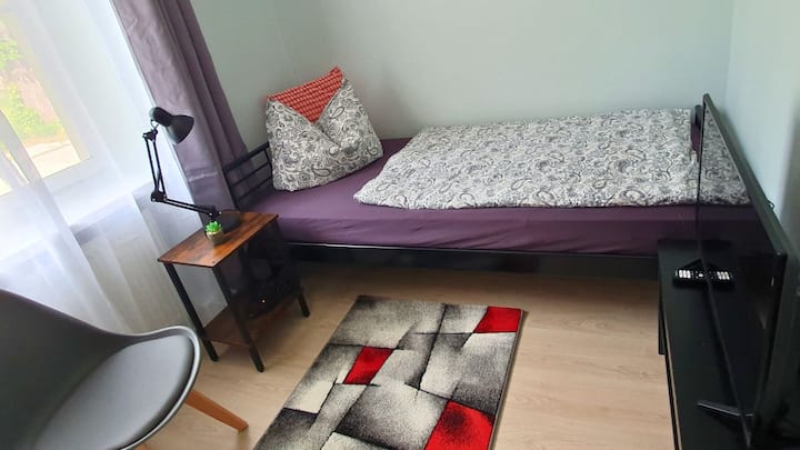 Acogedora habitación individual, ideal para relajarse y descansar después de un día lleno de acontecimientos en Berlín.