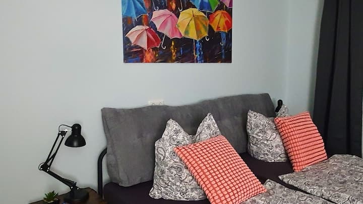 Acogedora habitación doble con dos camas individuales, que también se pueden colocar por separado previa solicitud. Ideal para amigos, compañeros o hermanos.