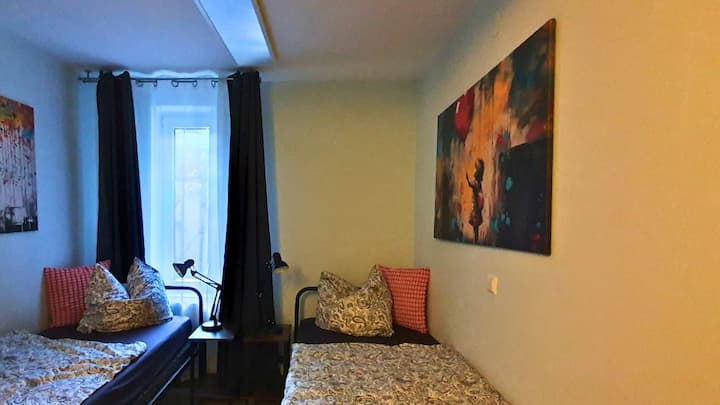 Dormitorio con dos camas separadas, ideal para amigos, compañeros de trabajo o hermanos que quieran dormir cómodamente y por separado.