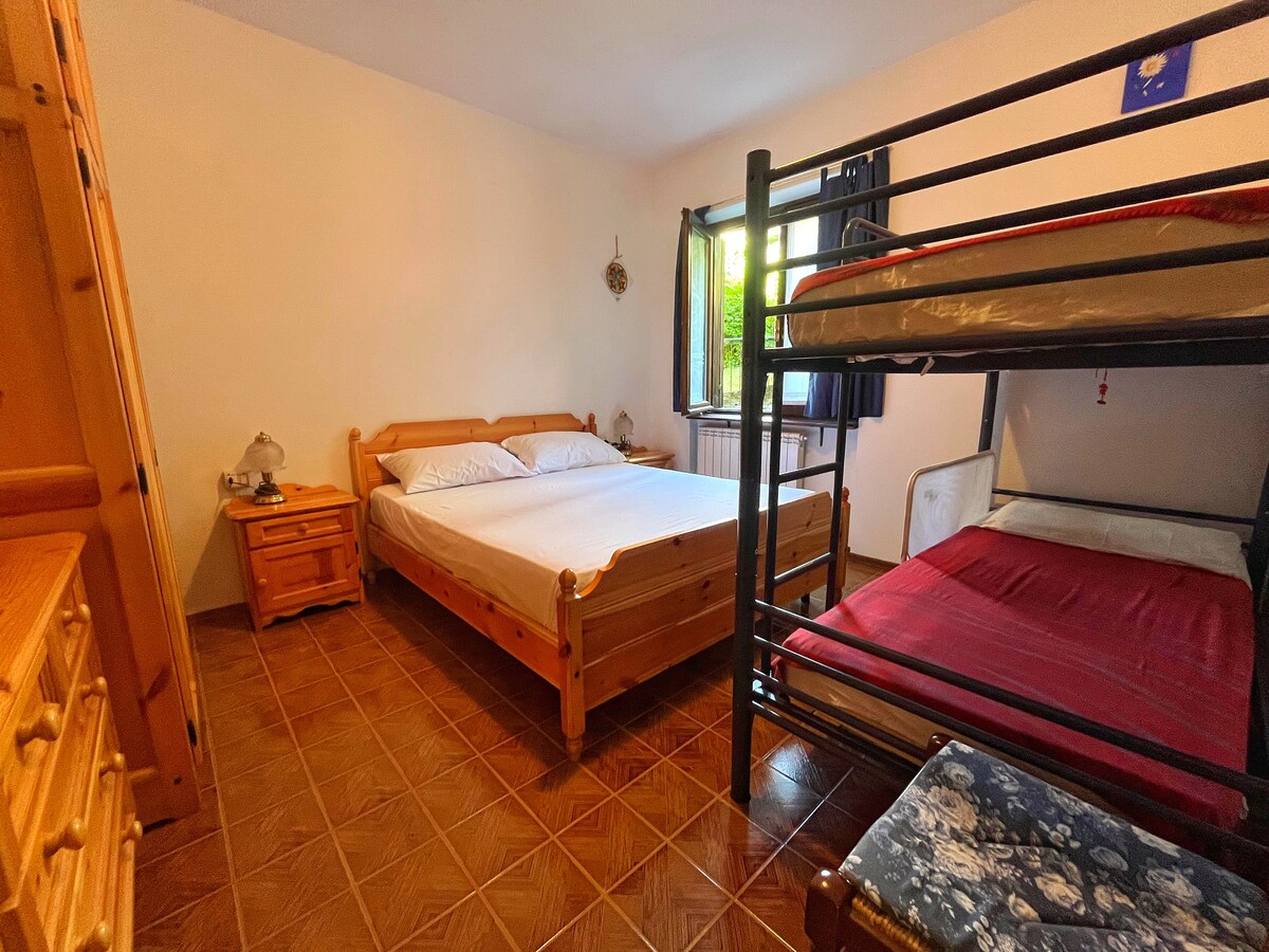 ️ Მთის სტილის მყუდრო საძინებელი კომფორტული ორადგილიანი საწოლითა და ორსართულიანი საწოლებით. Ფანჯრიდან შესანიშნავი ხედი იშლება ადამელოს პარკზე. Უნიკალური შთაბეჭდილება, რომელიც ბუნებაშია ჩაძირული და არა ყოველდღე.