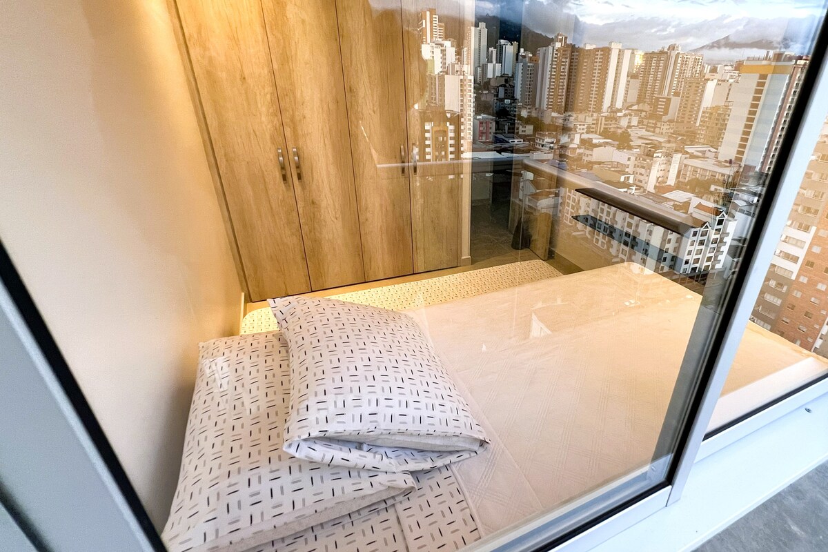 Მაღალი საწოლი ინტეგრირებული Baja საწოლით, ორივე მარტივი ზომის. [ you 'll find ] მდუმარე ვენტილატორი, ბამბის თეთრეულის ნაკრები, გადასაფარებლები, 2 ბალიში, ტანის პირსახოცები, კარადა და სხვა.