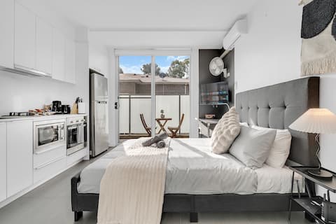 Bright Studio | Balcony | 12 Mins walk to Train