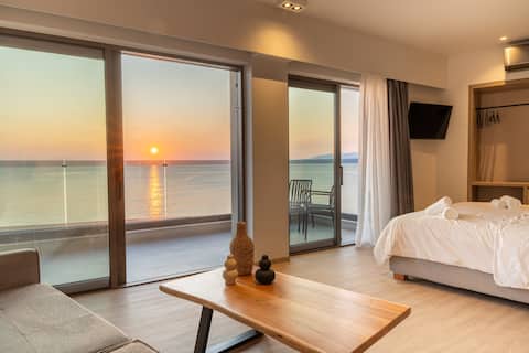 Palm Beach Seafront Suite 1, Lively Nights