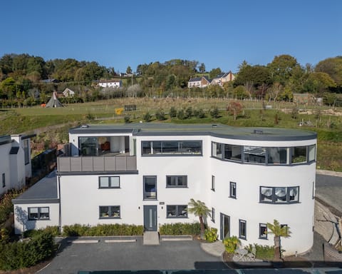 #42 Fantasia - Malvern Luxury Apartment sleeps 12