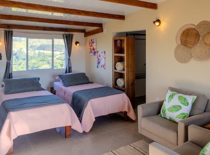  En el altillo superior hay 2 cómodas camas individuales con una pequeña antesala con sillones, un armario con perchas y un inodoro.
Podemos poner una cuna si viene un bebé. Dos ventanas con vistas al amanecer/atardecer
