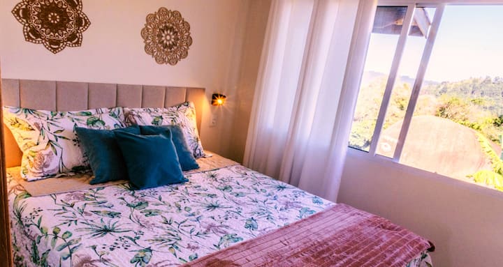 Dormitorio doble, cama tamaño queen, ropa de cama, edredón, mantas cálidas, armario grande para guardar equipaje, ropa, perchas y pertenencias personales.
La amplia ventana permite la integración con la naturaleza, cortina opaca y ventilador de techo.