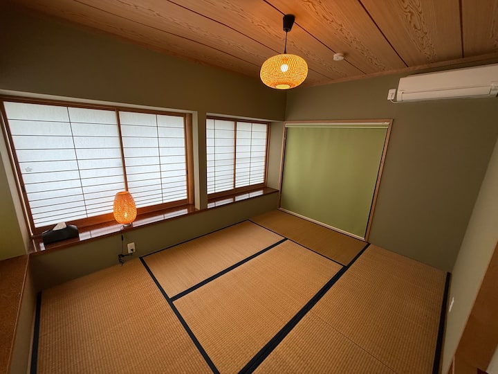 Kalo nëpër dhomën e gjumit 2 për të arritur në dhomën e gjumit 3.
Është një dhomë me 6 tatami me stil japonez.