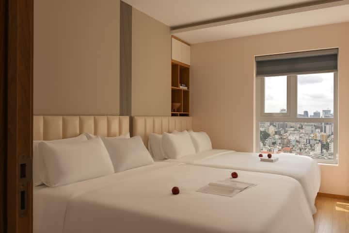 Საძინებელი დიდია 2 დიდი საწოლით, თითოეული საწოლის სიგანე 1,6 მ-ია 25 სმ სისქის რეზინის მატრასით, სრულად აღჭურვილია კონდიციონერით, თეთრეულით, მატრასის ბალიშებით, საბნებით, უთოთი, გარდერობით...