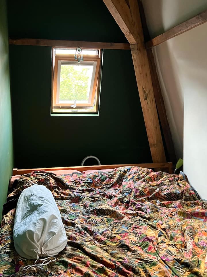 El dormitorio se encuentra en la parte trasera de la casa y tiene vistas a un jardín del patio. Esto lo hace maravillosamente tranquilo y el lugar perfecto para relajarse después de un día divertido en Ámsterdam. 