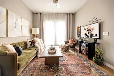 Top Airbnb: Downtown River Walk 2BR | Pool & Free Parking in Tobin Hill