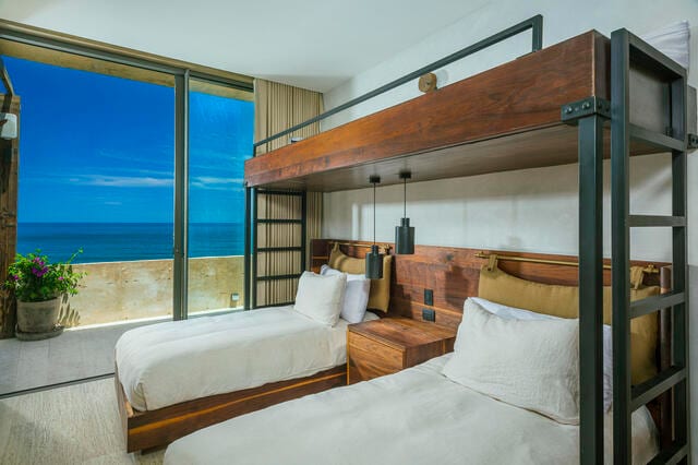 Ორსართულიან საწოლში არის 2 პატარა ბავშვი ან 1 თინეიჯერი/ზრდასრული. Ქვედა საწოლი შეიძლება იყოს King ან 2 ტყუპი.