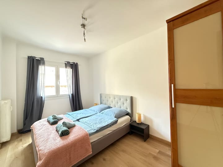 Mojawapo ya vyumba vya kulala katika fleti yenye vyumba 3 vya kulala huko Juan-les-Pins, Antibes. Chumba cha kulala ni tulivu na kina nafasi kubwa. Ina kitanda cha mapumziko cha watu wawili na kabati la nguo. Vitambaa vya kitanda na taulo vinajumuishwa kwenye bei.