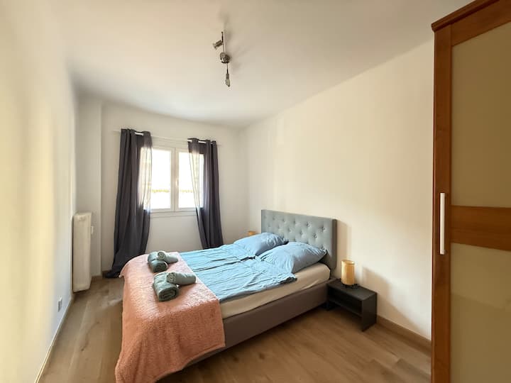 Mojawapo ya vyumba vya kulala katika fleti yenye vyumba 3 vya kulala huko Juan-les-Pins, Antibes. Chumba cha kulala ni tulivu na kina nafasi kubwa, kinatazama ua wa nyumba. Ina kitanda cha mapumziko cha watu wawili na kabati kubwa la nguo. Vitambaa vya kitanda na taulo vinajumuishwa kwenye bei.