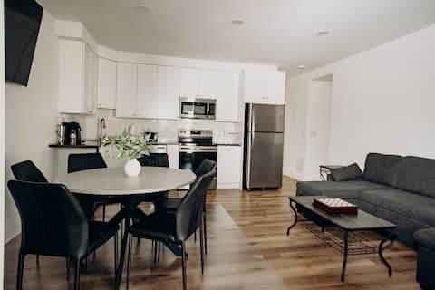 Farmhouse (Family-friendly/Sleeps 10)