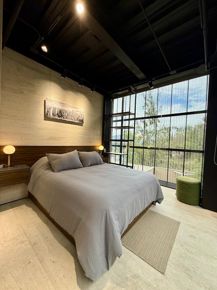 ห้องนอนใหญ่มีเตียงควีนไซส์และห้องน้ำเต็มรูปแบบ คุณจะได้พักผ่อนบนที่นอนลุนนา เพิ่มพลังให้กับตัวคุณเพื่อไปเที่ยวชมเมือง 

ประตูสูงจากพื้นจรดเพดานทำให้คุณได้รับแสงสว่าง และในเวลากลางคืนก็ลดม่านลง

สภาพแวดล้อมเป็นมิตรกับสิ่งแวดล้อม