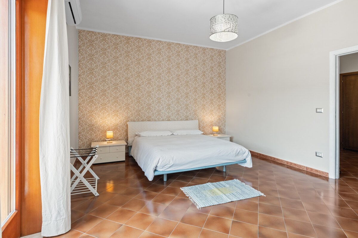 Priestranná spálňa vybavená všetkým, čo potrebujete, veľmi pohodlná manželská posteľ, na ľavej strane je balkón a pohodlný šatník na prednej stene postele.