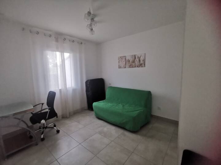 Ამ ოთახში დაგხვდებათ BZ 2 ადამიანი + 1 დამატებითი საწოლი 1 ადამიანისთვის (მცირე ზომის): საწოლები მზადდება თქვენს დაბინავებამდე, საჭირო საწოლების რაოდენობის მიხედვით.