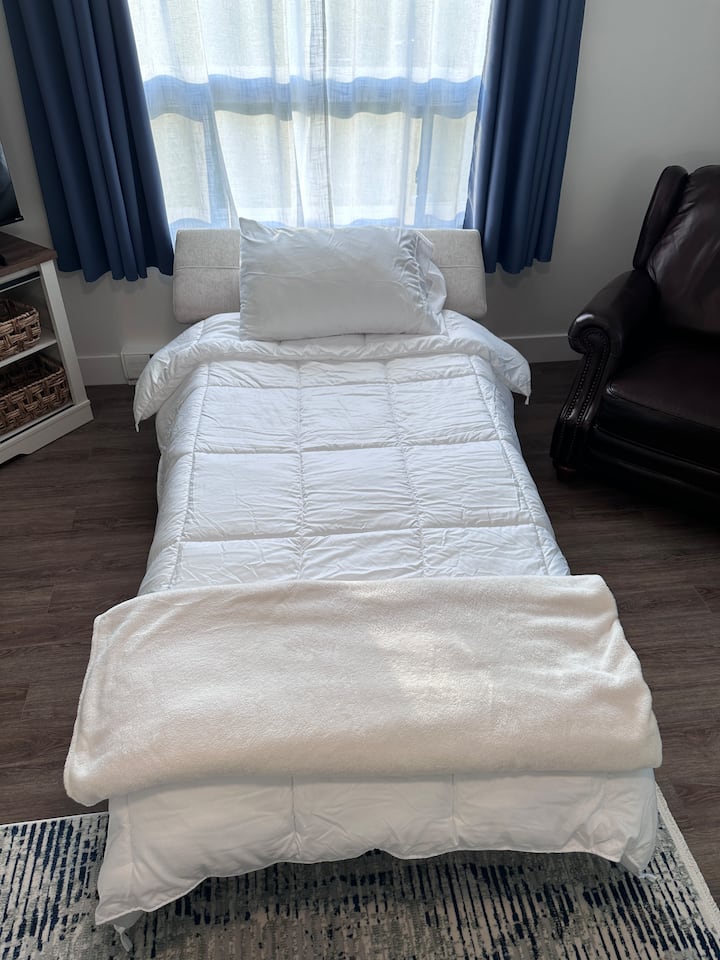 全新的拉伸单人床，存放在两个灰色的脚凳内，房源内随时可提供2张 
加大双人床卧室衣柜内存放有额外的床上用品