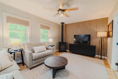 Popular Airbnb listing: COZY Gambrel Cottage in Palenville