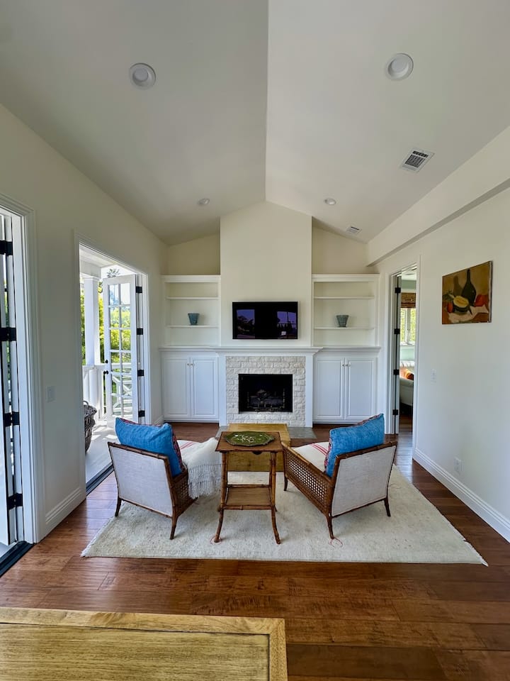 Luxury Apt. Steps From Backbay & Mins To The Beach - Costa Mesa, CA