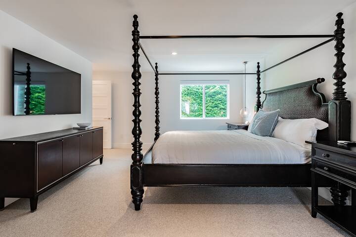 Space Needle Views | Gym & Deck | 7000sqft luxury gallery image 5