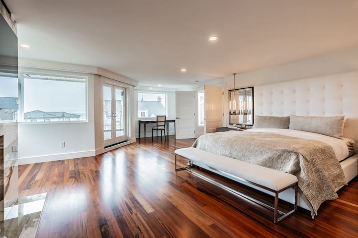 Space Needle Views | Gym & Deck | 7000sqft luxury gallery image 2