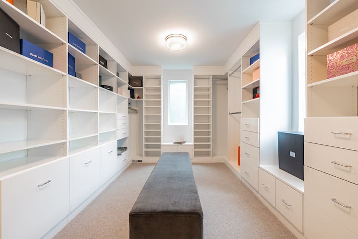 Space Needle Views | Gym & Deck | 7000sqft luxury gallery image 4