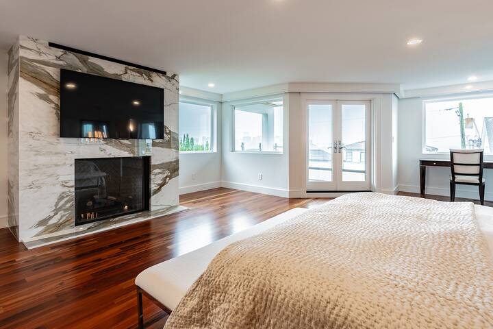 Space Needle Views | Gym & Deck | 7000sqft luxury gallery image 3