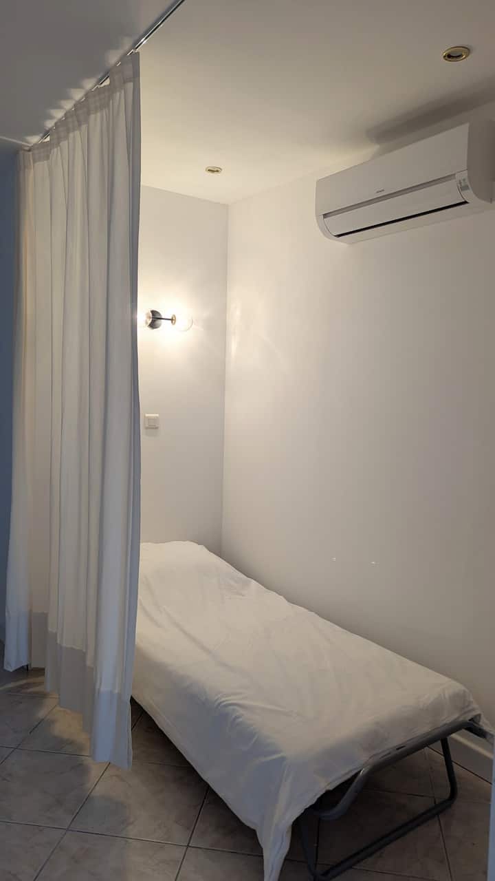 Ovaj pomoćni ležaj nalazi se u niši u hodniku na drugom katu, pored ostalih spavaćih soba. Zavjesa pruža određenu razinu privatnosti.