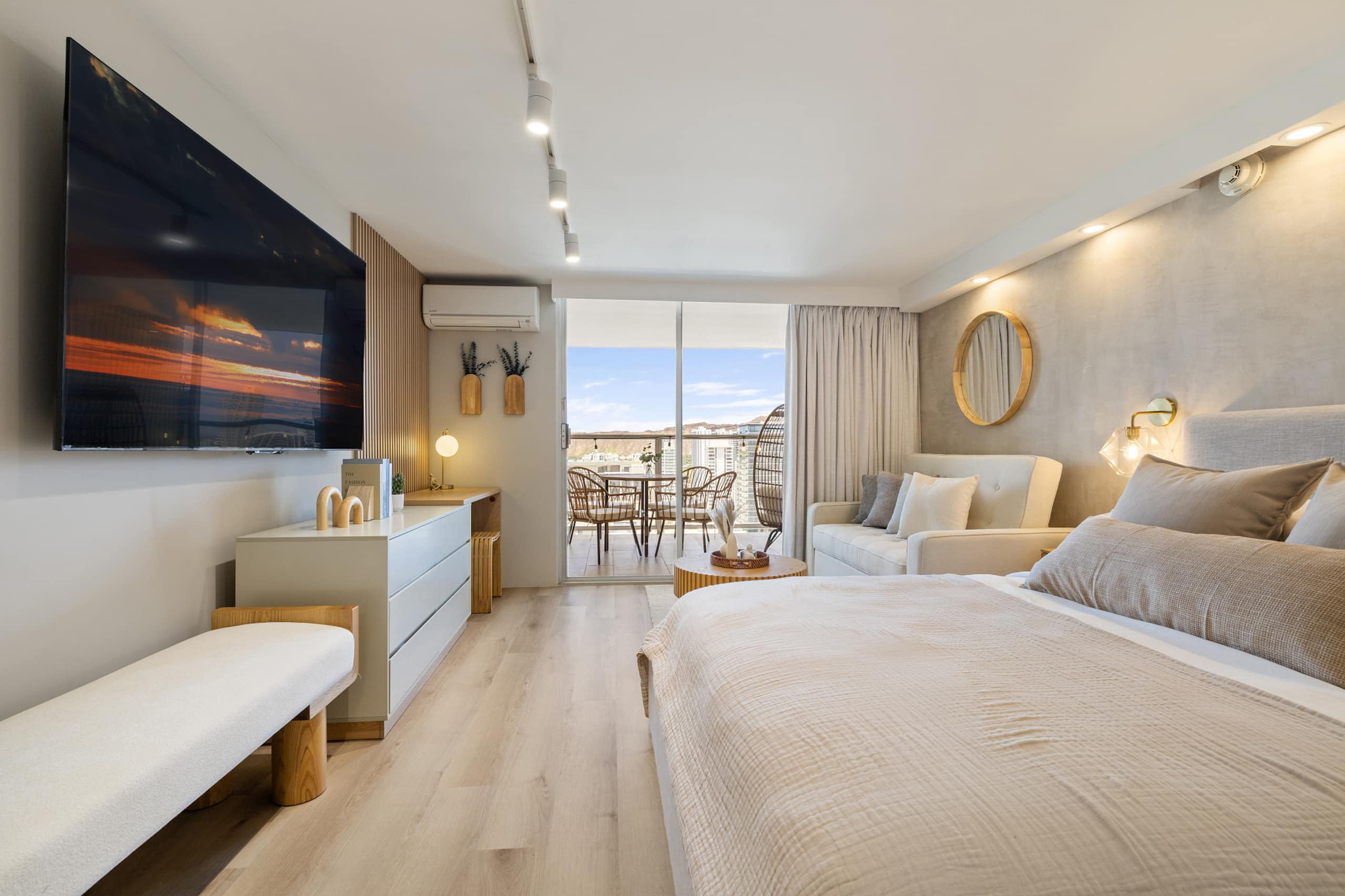 Island Luxe Retreat – Waikiki Ocean Escape - Image 1