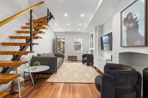Central Pyrmont House for 8 with Outdoor Area