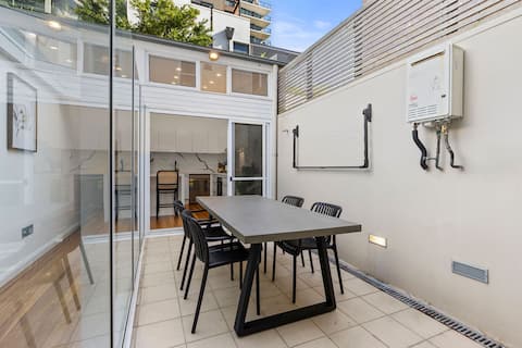 Central Pyrmont House for 8 with Outdoor Dining