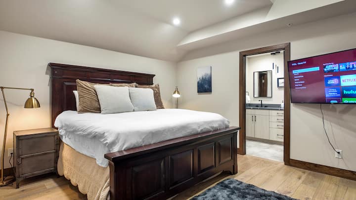 Spálňa 2 ponúka luxusnú manželskú posteľ pre maximálne pohodlie a pokojný spánok, doplnenú televízorom pre zábavu a pripojenou vlastnou kúpeľňou. Vytvorte si dokonalé súkromné útočisko, kde si môžete oddýchnuť a užiť si chvíľku voľna.