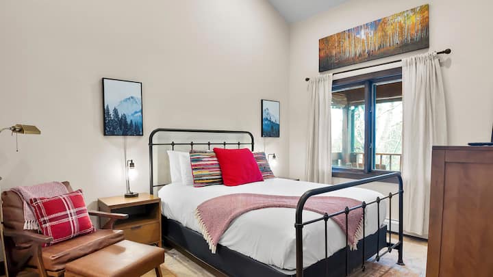 Spálňa 1 ponúka pohodlnú manželskú posteľ s mäkkou posteľnou bielizňou a útulnou výzdobou, ktorá poskytuje pokojný a pokojný priestor na oddych a dobitie energie po celodenných aktivitách.