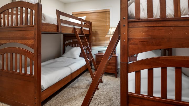 Spálňa 7 je ideálna pre skupiny alebo deti. Má dve poschodové postele pre ďalšie spací priestor, zásuvkovú jednotku na ukladanie a televízor, aby sa všetci zabavili a cítili sa pohodlne.