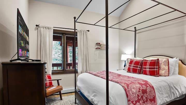 Spálňa 4 poskytuje útulný únik s pohodlnou manželskou posteľou, mäkkou posteľnou bielizňou a príjemnou atmosférou, ideálnou na pokojný spánok po dni plnom objavovania alebo relaxácie.