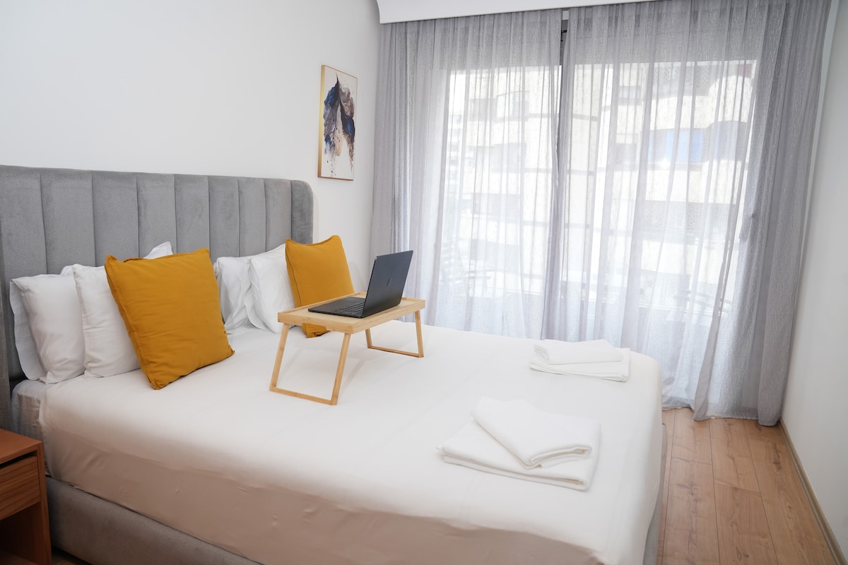 საძინებელი მყუდროა და ბუნებრივი სინათლითაა სავსე, რაც მშვიდ გარემოს ქმნის.
რბილი, ნეიტრალური ტონები აძლიერებს სიმშვიდის და განტვირთვის შეგრძნებას.