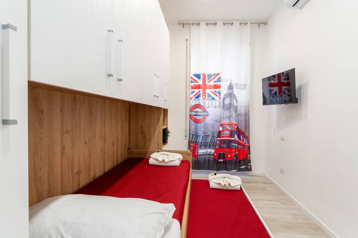Cameretta nuova e ben arredata, ideale per due persone, con due letti singoli comodi e funzionali. Spazi ottimizzati e design moderno, perfetta per garantire comfort e praticità in un ambiente accogliente e luminoso.