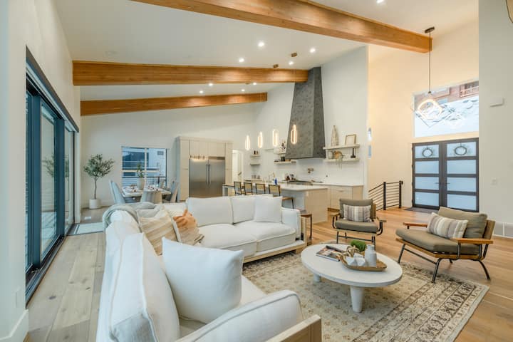 [ზედა სართული] დღისით გაჟღენთილი მზე, თბილი და მიმზიდველი - ეს სახლის შუაგულია.