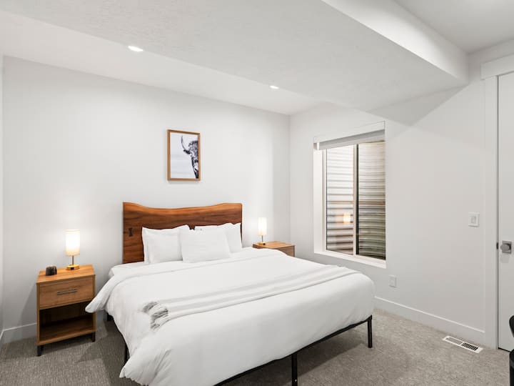 [შუა სართული] იმოძრავეთ სტილით - ეს დიდი ზომის საწოლი და სმარტ-ტელევიზორი მთელი დღის გართობის შემდეგ დასვენებას გაგიმარტივებთ.