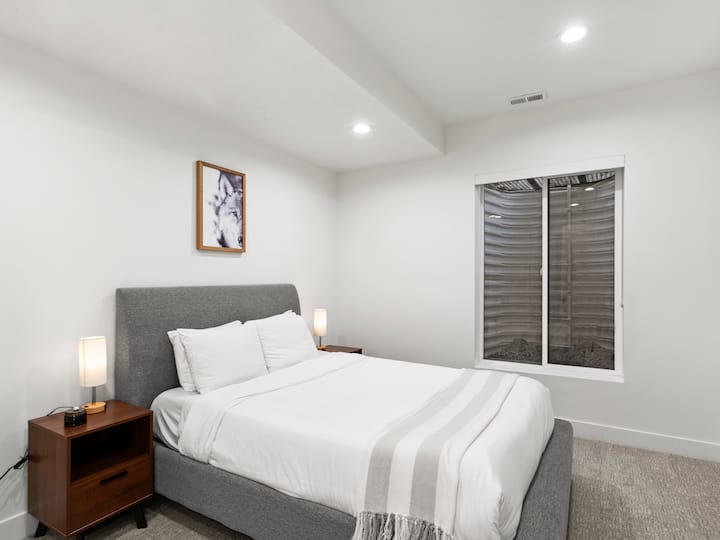 [ქვედა სართული] მშვიდი ქვედა დონის საძინებელი დანარჩენ საცხოვრებელზე მარტივი წვდომით.