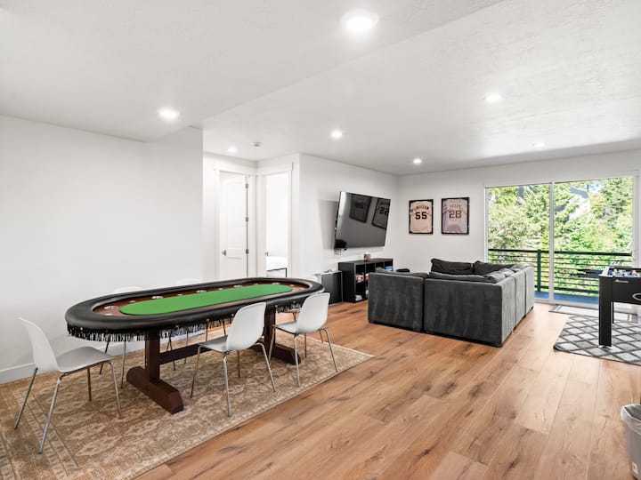 [შუა სართული] ეს მისაღები ოთახი განკუთვნილია კავშირისთვის - შეიკრიბეთ აქ თამაშებისთვის, ამბებისთვის ან, უბრალოდ, ერთად დასასვენებლად.