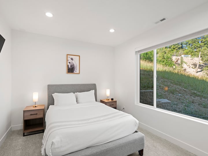 [ქვედა სართული] იდეალური ადგილია დაბლა, კომფორტული საწოლითა და გასართობით.